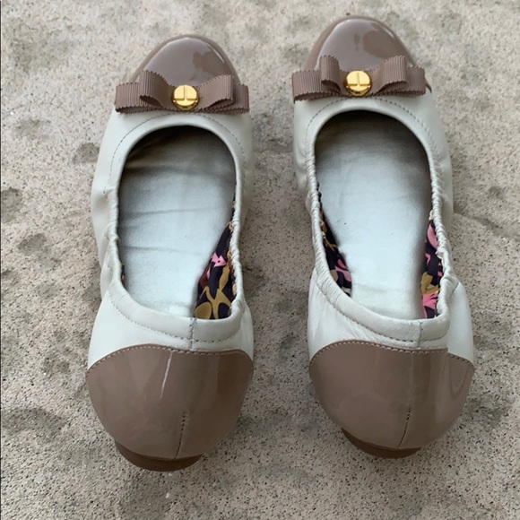 💚Tahari Two Tone Tan & Beige Ballet Flats Size 6 - Picture 3 of 7
